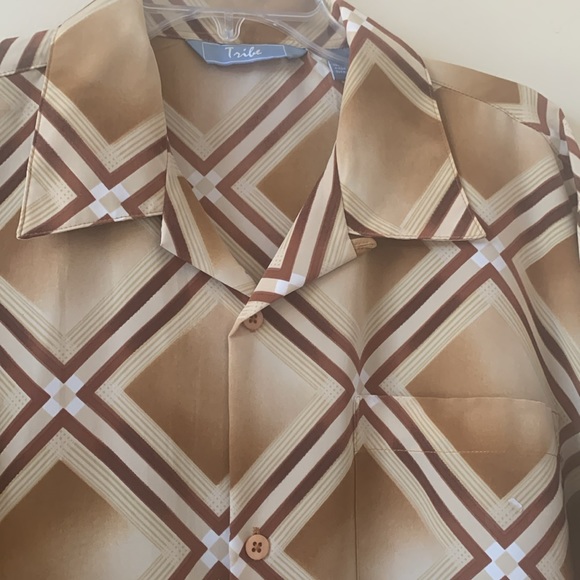 Men’s casual shirt; straight bottom - made to wear outside the pants. - Picture 3 of 3